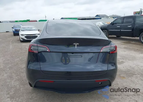 2024 Tesla Model Y Long Range Dual Motor All-Wheel Drive/Rwd z USA, uszkodzony, nr VIN 7SAYGDEDXRA307210